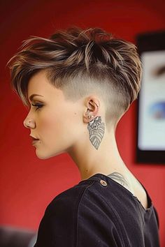 Cabelo Pixie Cut, Faux Hawk Pixie, Punk Pixie Cut, Oval Haircut, Silver Hair Short, Sleek Short Hair, Pixie Undercut, Shaved Side Hairstyles, Funky Short Hair