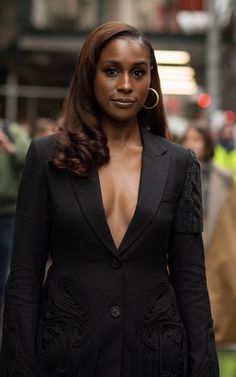 Issa Rae Brown Hair, Black Women With Chocolate Brown Hair, Zonnique Pullins Hairstyles, Black Women Chocolate Brown Hair, Brown Hair Color Ideas For Black Women Dark Skin, Chestnut Brown Hair On Black Women Dark Skin, Natural Hair Chocolate Brown, Issa Rae Hair Color, Dark Brown Natural Hair Black Women