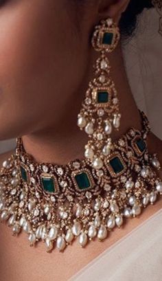 Kundan Jewellery Bridal, Kundan Jewellery Set, Choker Necklace Designs, Indian Bridal Jewelry Sets, Bridal Jewellery Design, Fancy Jewellery Designs, Antique Bridal Jewelry