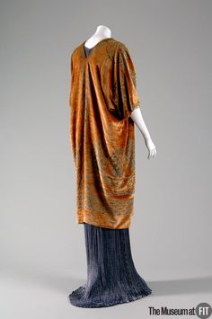 Mariano Fortuny coat, circa 1927. From the collection of The Museum at FIT. This evening coat is printed with an ancient, Middle Eastern “Tree of Life” motif. The pattern became one of Fortuny’s perennial favorites and was printed on velvet, chiffon, and crepe over-garments. #Autumnal Mario Fortuny, Italy Evening, Fortuny Dress, Ancient Greek Costumes, Mariano Fortuny, Greek Costume, Mixed Print Dress, Lavender Silk, 1920 Fashion