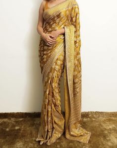 Golden Wedding Saree, Saree Maharashtrian, Asian Wedding Dress Pakistani, Golden Saree, Saree Ideas, Simple Saree Designs, Indian Sari Dress, Saree Blouse Neck Designs, Modern Saree