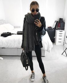 Casual all black style Sports Clothes Fashion, Rihanna Street Style, Women Leggings Outfits, Winter Mode Outfits, Autumn Jacket Women, Look Legging, Sport Chic Style, Oufits Casual, Legging Outfits