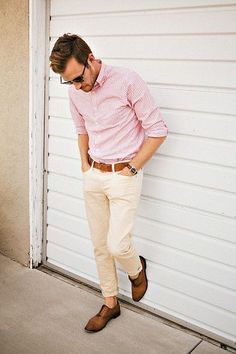 If you are one of those guys who doesn’t have the answer to what to wear on New Year's Eve then read on and bid adieu to your confusion. Shirt And Pants Combinations For Men, White Pants Men, Style College, Tan Pants, Spring Look, Summer Work Outfits, Outfit Jeans, Mens Pants Fashion, Simple Shirts