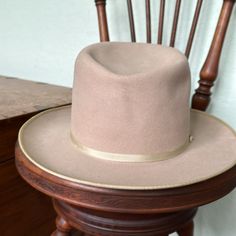 The Hat Is In Excellent Condition. Vintage Royal De Luxe Stetson. Size 7 1/4. Gorgeous Hat. Vintage Fitted Felt Hat For Ranch, Classic Cream Fitted Top Hat, Vintage Fitted Hat For Ranch, Fitted Vintage Hat For Ranch, Fitted Classic Beige Felt Hat, Vintage Hat Bands For Kentucky Derby, Vintage Fitted Beige Felt Hat, Vintage Fitted Hat Bands For Rodeo, Vintage Hats For Western-themed Events And Kentucky Derby