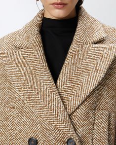 Short caban silhouette coat in wool blend cloth featuring a herringbone pattern. Lapel collar, long sleeves and vertical welt pockets on the hips. The garment is lined. Double-breasted button fastening. Brown Wool Outerwear With Herringbone Pattern, Brown Wool Herringbone Outerwear, Double-breasted Wool Outerwear With Herringbone Pattern, Wool Double-breasted Outerwear With Herringbone Pattern, Beige Double-breasted Tweed Jacket For Fall, Wool Double-breasted Herringbone Outerwear, Winter Long Coat With Herringbone Pattern, Double-breasted Herringbone Outerwear For Work, Wool Herringbone Coat For Fall