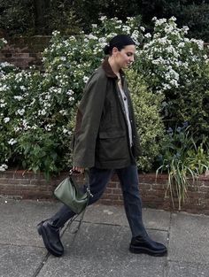 Barbour Style Women Outfit, Worker Jacket Outfit Women, Barbour Ashby Outfit, Chore Coat Outfit Women, Barbour Outfit Woman, Barbour Jacket Aesthetic, Barn Jacket Street Style, Chore Jacket Outfit Women, Barbour Bedale Women Outfit