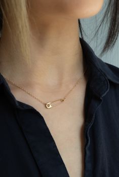 Safety Pin Chain Necklace, Safety Pin Jewelry Ring, How To Make Safety Pin Necklace, How To Make A Safety Pin Necklace, Safety Pin Chain, Safety Pin Accessories, Pin Necklace Diy