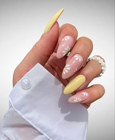 Pastel Nails Designs, Short Gel Nails, Daisy Nails, Nails Only, Trendy Nail Art, Pastel Nails, Yellow Nails, Nail Designs Spring