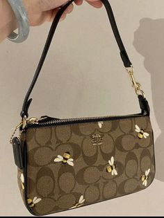 Tas Coach, Purse Aesthetic, My Style Bags, Purse Essentials, Handbag Essentials, Girly Bags, Fancy Bags, Luxury Purses, Girly Accessories