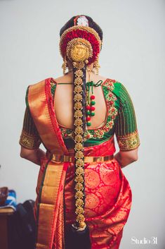 Still searching for the perfect hairdo for your big day? Let these beautiful styles act as your muse that will leave you wanting to be tressed to impress. Jada Hairstyles, Pelli Sarees, Gold Jada, Reception Hairstyles, Hairstyle Indian, Poola Jada