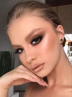 90s Makeup Trends, Beautiful Eyeliner, 90s Makeup, Bold Makeup Looks, Neutral Makeup, Bold Makeup, Dark Makeup, Eye Makeup Art