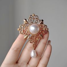 Product Description: Size: 5.0 X 7.1 Cm. The Product Is Crafted From Zinc Alloy And May Experience Fading And Darkening Upon Contact With Water. Broches Jewelry, Comfy Fall Sweaters, Style Royal, Pearl Pin, Sweater Scarf, Mixed Metal Jewelry, Pearl Brooch, Moda Vintage, Square Earrings