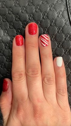 Shellac Christmas Nails Short, Holiday Nails Red And White, Toe Nail Colors Christmas, Short Gel Holiday Nails, Christmas Nails With French Tip, December Nail Ideas Gel, Kids Christmas Nails Easy, Cute Christmas Gel Nails, Short Christmas Nails Acrylic