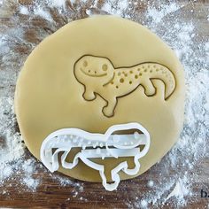 This Gecko  cookie cutter is the perfect accessory for casual and professional bakers. It can be the perfect gift for your dog lover friend!  We use biodegradable PLA for 3D printing our cookie cutters, so they are eco-friendly and high quality. You can order my cookie cutters in three styles: - Outline only, Regular cutter or Stamp + Outline. You can see the differences between them in the example photo. Please, let me know if you have any questions!♥ SIZE: ♥ Normal longest side 9 cm (3.54 inch Lizard Cookies, Gecko Cookies, Stamp Outline, Kids Party Ideas, Cute Reptiles, Leopard Gecko, Cute Pet, Sugar Cookies Recipe, Molding Clay