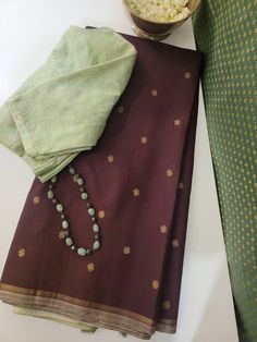 Brown Colour Blouse Design, Coffee Color Saree, Cotton Silk Saree Blouse Designs, Aesthetic Saree, Kancheepuram Silk Saree, Brown Saree, Pattu Saree Blouse Designs, Bangles Gold