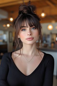 Prepare for the evening with these 19 stunning updos with bangs, each one perfect for creating a memorable night-time look. Sunkissed Hair Brunette, Hairstyle Look, Trendy Hair Color, Trendy Short Hair Styles, Hairstyles Haircuts, Womens Haircuts, Trendy Hairstyles, Hair Updos