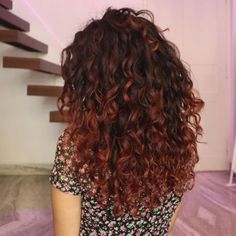 Mahogany Hair Color Curly, Brown Red Balayage Curly Hair, Red Curly Hair Balayage, Curly Mahogany Hair, Dark Red Balayage Curly Hair, Red Balayage On Curly Hair, Brownish Red Hair Curly, Cool Curly Hair Color, Curly Hair Color Inspiration