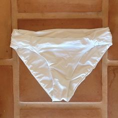 Trina Turk New Without Tags White Double Layered For Guaranteed Coverage. Hipster Full Coverage Bikini Bottom. Size 4. Fits A 4-6. Very Soft And Comfortable. Only Tried On. Never Worn, Micro-elastic White Brief Swimwear, Trina Turk, Double Layer, Womens Swim, Tags, Women Shopping