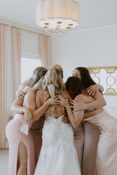 Wedding dress, bridal party inspiration, bridesmaid, maid of honor, glam bride, bridal party photos, wedding photos, dreamy bride, dreamy bride aesthetic, first look Bride And Maid Of Honor Getting Ready, Bridesmaids With Bride, Getting Ready Bridesmaids Photos, Bride And Bridesmaids Photoshoot, Getting Ready Photos Bridesmaids, Bride Maid Of Honour Photos, Bridesmaid Photos Getting Ready, Maid Of Honour Aesthetic