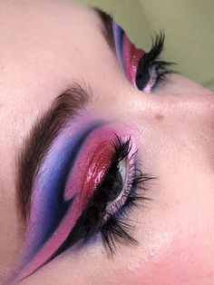 Purple Sparkle Makeup, Colored Eyeliner Ideas, Oil Spill Makeup, Red And Purple Makeup, Colorful Glam Makeup, Blue And Purple Makeup, Scene Makeup, Bright Eye Makeup, Makeup Colorful