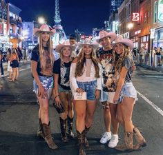 Last Rodeo Bachelorette Party Outfit Plus Size, Bachelorette Group Outfits, Bridesmaid Pics, Western Bachelorette Party Outfits, Cowgirl Concert, Nashville Tennessee Vacation, Western Bachelorette, Bridal Shower Inspo