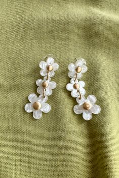 Acrylic Flower Drop Earring Statement Earrings Gold, Drop Statement Earrings, Acrylic Flower, Gold Statement Earrings, Statement Drop Earrings, White Coral, Acrylic Flowers, Drop Earring, Earrings Gold