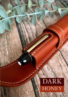 DARK HONEY 1 PEN CASE -Cognac color leather -Burgundy color clip recess -Light Brown Thread -High quality vegetable tanned cowhide -Completely handmade and hand stitched -It can carry all pens up to 15 cm long and 16.8 mm wide.(pens like Mb 149,Pelikan M1000,M800,M600 etc....) Due to the natural structure of the leather, the color tone may differ slightly from leather to leather. Fountain Pen Case, Leather Pen Case, Natural Structures, Cognac Color, Tan Cowhide, Color Tone, Pen Case, Desk Storage, Storage Items