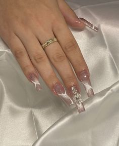 Champagne Outfit Ideas, Nail Policy Ideas, Y2k Birthday Nails, Cat Eye Nails With Design, Cat Eye Design Nails, Birthday Glam Nails, Cute Freestyle Nails, Cat Eye Acrylic Nails, Cat Eye Nails Design