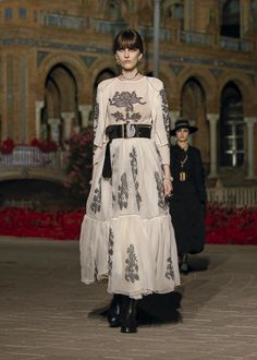 Défilé Dior printemps-été 2023 Croisière - Look 15. Runway 2023, Floral Embroidery Dress, 60 Fashion, Maria Grazia, Fashion Project