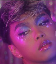 Pink And Purple Sparkly Makeup, Ezoo Makeup, Night Sky Makeup, Makeup Booth, Euphoric Makeup, Euphoria Photoshoot, Cosmic Makeup, Alien Halloween Costume, Teal Makeup