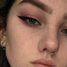 Piercing Nose Septum, Grunge Eyeliner, Eyeliner Grunge, Piercing Nostril, Eyeliner Ideas, Nose Septum, Polynesian Tattoos, Helix Piercings, Septum Piercings