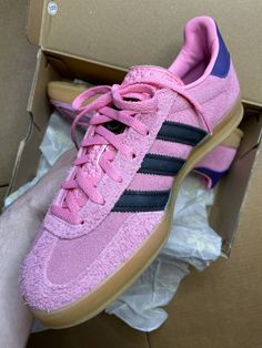 Жми для перехода в маз Adidas Originals Gazelle Indoor 'Bliss Pink' оригинал(розовые) Артикул: Ad001346  Производитель: Вьетнам Материал: замша Сезон: демисезон, лето  Нашумевший силуэт в яркой малиновой расцветке. Повседневная ретро модель, которая стала классикой современности. Black Fly, Adidas Originals Gazelle, Adidas Originals, Going Out, Black