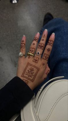 Henna aesthetic hand made diy Iranian Henna, Henna On Fingers, Persian Henna, Desi Tattoo, Henna Tattoo Ideas, Princess Vibe, Cute Henna Tattoos, Persian Princess, Henna Style Tattoos