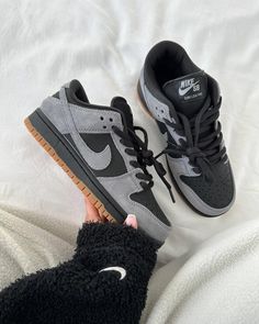 Trendy Shoes Nike, Shoes Aesthetic Sneakers, Shoes Uggs, Adidas Campus Shoes, Campus Shoes, Shoes For Winter, Shoes For Fall, Pretty Sneakers, Shoes For School