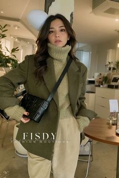 Fisdy - Suéter de punto de cuello alto verde vintage con diseño relajado para vestir a capas. Green Coat Outfit Winter, Green Coat Outfit, Wool Coat Outfit, Winter Layering Outfits, Fits For Winter, Long Green Coat, Green Wool Coat, Winter Coat Outfits