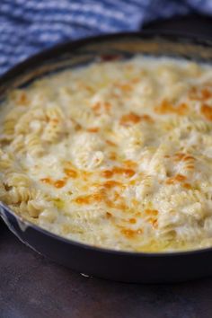 a pan filled with macaroni and cheese on top of a table