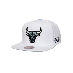 the chicago bulls'new era snapback hat is white and has an embroidered bulls head on