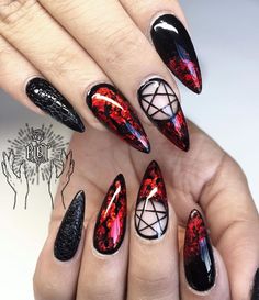 ꧁༒.𝕽𝖎𝖔𝖙.༒꧂ shared a photo on Instagram: “Gel-X para @demon._princess 🖤✨ gracias amiga por volver, Efecto Foil y textura de Dragón 🔥…” • See 210 photos and videos on their profile. Sharp Claws, Holloween Nails, December Nails, Cute Little Tattoos