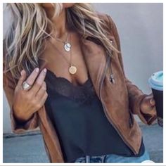 Black Chic Lace Trim Adjustable Straps Camisole Beautiful Woven V Neck Cami With Lace Trim With Adjustable Straps Comfy Casual Summer Outfits, Plain Jacket, Chique Outfit, Tan Leather Jackets, Flats Outfit, Fashion Grunge, Mode Casual, Silk Camisole, Chic Outfit