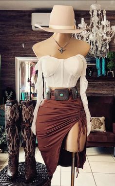 Brown Pleated Skirt, Country Style Outfits, Latina Fashion Outfits, Looks Country, Western Outfits Women, Trendy Fashion Outfits, Cowgirl Outfits, Color Fabric, Western Dresses