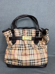 Vintage Burberry  bag, very fashionable, luxury Made in Great Britain. Wear: Good vintage condition.  Height:32 cm or 12,59   inch  Width:36 cm or 14,17 inch  Materials: Natural Vintage Clothing Prestige Luxe Vintage Burberry Bag, Burberry Clothes, Vintage Burberry, Luxury Bag, Ladies Handbags, Burberry Bag, Great Britain, Vintage Clothing, Purses And Handbags