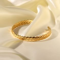 This Twisted Bangle, with its unique 18k gold-plated twisted design, offers a modern take on the classic bangle. It's a statement piece that adds an artistic touch to any outfit, blending elegance with a contemporary edge. Bangle Design, Classic Bangles, Open Bracelet, Jewelry Ear, Twisted Bangle, Wedding Bride Jewelry, Prom Accessories, The Bangles, Going For Gold