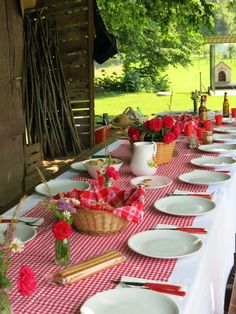 Pranzo in campagna Italian Baby Showers, Country Kitchen Tables, Backyard Engagement Parties, Bbq Theme, Homemade Gift Baskets, Pasta Party