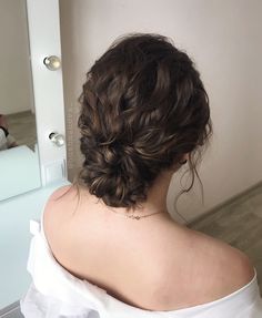 Low Curled Bun, Curly Hair Low Bun, Gatsby Hair, Mother Of The Bride Hair, Prom Hairstyles For Short Hair, Peinados Recogidos