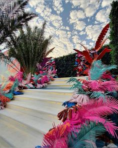 there are many palm trees on the steps