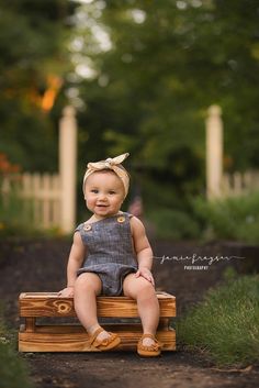 Calf Photoshoot, One Year Old Birthday Pictures, Photoshoot Ideas Outdoor, Colorado Photos, 7 Month Baby, Baby Photoshoot Ideas