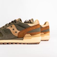 Der Artikel Saucony Shadow Original in der Farbe Green / Tan von der Marke Saucony mit der Hersteller-Artikelnummer S70593-3 ist jetzt bei JNS verfügbar. sneaker, sneakers mode, sneaker herren, sneaker outfits, style inspiration, style outfits, style männer, best sneakers for men, streetwear mode men, streetwear, smart casual männer, athleisure men, jogginghosen outfit, streetwear männer, style inspiration summer men, outfit ideen herren, outfit ideen herren casual, outfit ideen herren sommer Saucony Outfit Men, Saucony Endorphin Shift, Saucony Triumph 20, Saucony Endorphin Pro, Track And Field Shoes