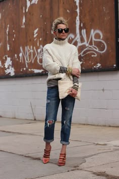 How To Wear Turtleneck, Shredded Jeans, Look Grunge, Love Jeans, Boyfriend Jean, Fashion Boho, Carrie Bradshaw, Fall Fashion Trends