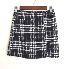 Really Cute Black And White Plaid Mini Skirt With 5" Thigh Slit. Size Medium. Waist 13.5" Laying Flat And I Stretched Elastic Waist And Stretchy Body 15" Length In Front 15.5" Length In Back American Eagle Skirt, Balloon Skirt, White Pleated Skirt, Grey Mini Skirt, Checkered Skirt, Outfit Plan, White Mini Skirt, Black Pleated Skirt, Cute Black And White