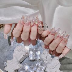 10 mẫu nail gắn charm xinh nhất tại các tiệm lúc này Nàng nào thích Nail Charms Jewelry, Quinceanera Nails, Nails Oval, Tech Videos, 3d Flower Nails, Valentine Nail Art, Videos Aesthetic, Long Nail, French Nail